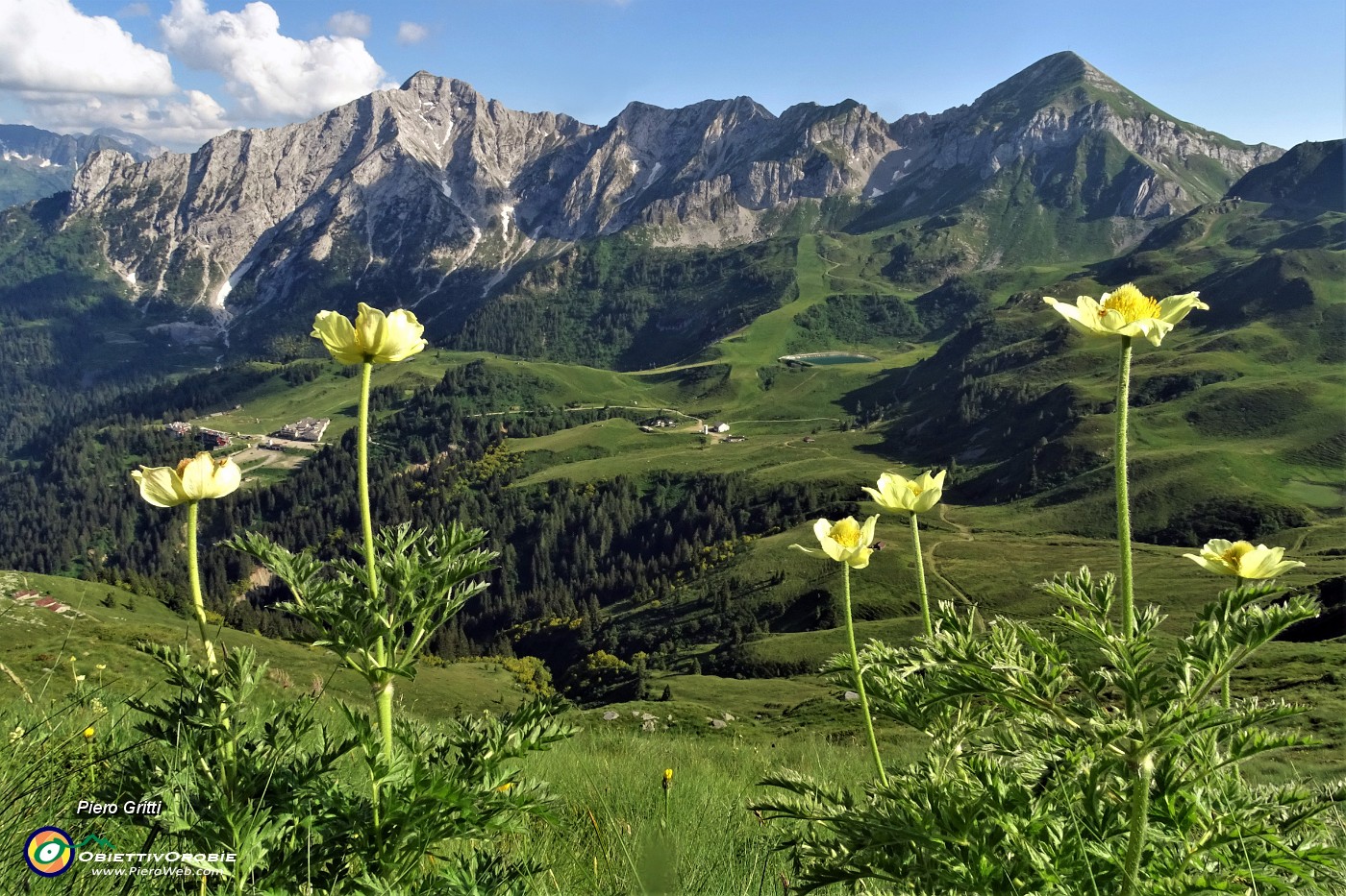 06 Scendendo dal Passo di Lemma (2137 m) sul sent. 116 alla Baita del Camoscio spettacolare conca di San Simone con Pegherolo-Cavallo.JPG -                                